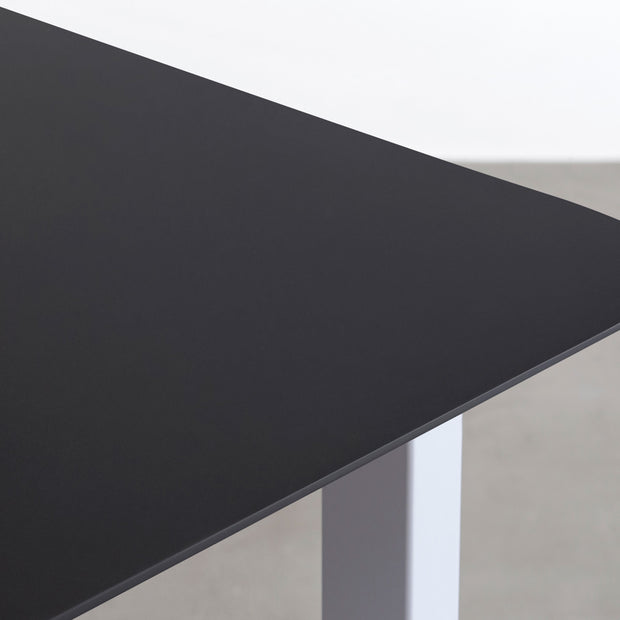 KanademonoのFENIXブラック天板にCloudカラーのスクエア鉄脚を組み合わせたテーブル（天板）