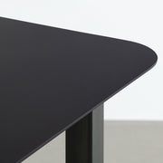 KanademonoのFENIXブラック天板にマットクリア塗装仕上げのスクエア鉄脚を組み合わせた、優れた性能と美しさを併せもつ新しいテーブル（天板）