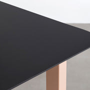 KanademonoのFENIXブラック天板にCoralカラーのスクエア鉄脚を組み合わせたテーブル（天板）