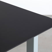 KanademonoのFENIXブラック天板にEucalyptusカラーのスクエア鉄脚を組み合わせたテーブル（天板）