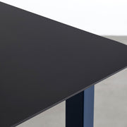 KanademonoのFENIXブラック天板にMineralBlueカラーのスクエア鉄脚を組み合わせたテーブル（天板）