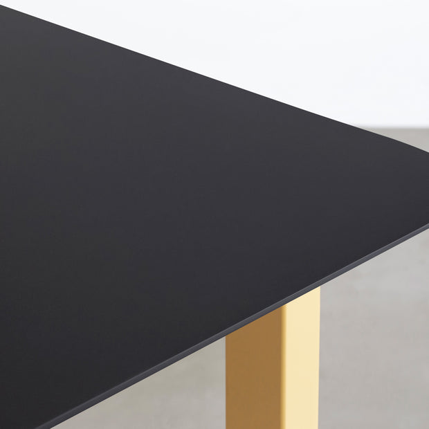 KanademonoのFENIXブラック天板にMariGoldカラーのスクエア鉄脚を組み合わせたテーブル（天板）