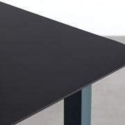 KanademonoのFENIXブラック天板にRosemaryカラーのスクエア鉄脚を組み合わせたテーブル（天板）