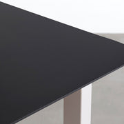 KanademonoのFENIXブラック天板にSandBeigeカラーのスクエア鉄脚を組み合わせたテーブル（天板）