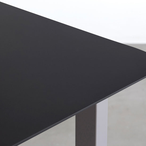 KanademonoのFENIXブラック天板にStoneカラーのスクエア鉄脚を組み合わせたテーブル（天板）