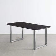 KanademonoのFENIX 天板ブラックにステンレス脚を組み合わせた、優れた性能と美しさを併せもつ新しいテーブル