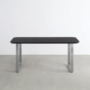 KanademonoのFENIX 天板ブラックにステンレス脚を組み合わせた、優れた性能と美しさを併せもつ新しいテーブル（正面）