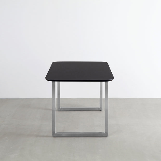 KanademonoのFENIX 天板ブラックにステンレス脚を組み合わせた、優れた性能と美しさを併せもつ新しいテーブル（側面）