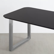 KanademonoのFENIX 天板ブラックにステンレス脚を組み合わせた、優れた性能と美しさを併せもつ新しいテーブル（天板と脚）