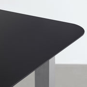 KanademonoのFENIX 天板ブラックにステンレス脚を組み合わせた、優れた性能と美しさを併せもつ新しいテーブル（天板