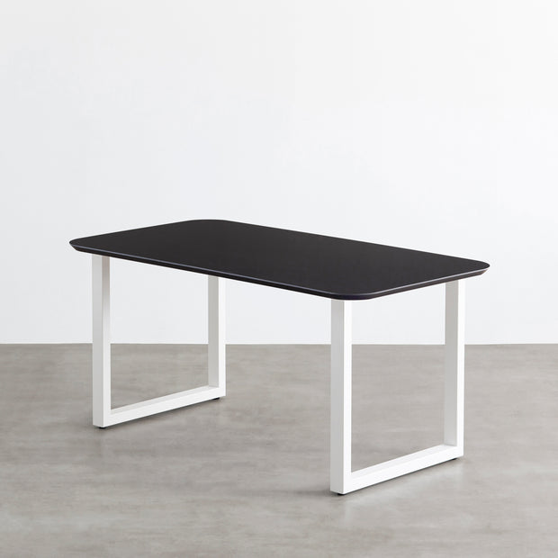 KanademonoのFENIX 天板ブラックにマットホワイトのスクエア鉄脚を組み合わせた、優れた性能と美しさを併せもつ新しいテーブル