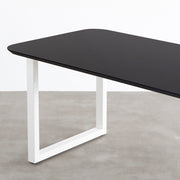 KanademonoのFENIX 天板ブラックにマットホワイトのスクエア鉄脚を組み合わせた、優れた性能と美しさを併せもつ新しいテーブル（天板と脚）