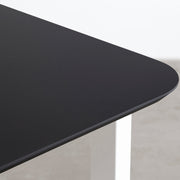 KanademonoのFENIX 天板ブラックにマットホワイトのスクエア鉄脚を組み合わせた、優れた性能と美しさを併せもつ新しいテーブル（天板）