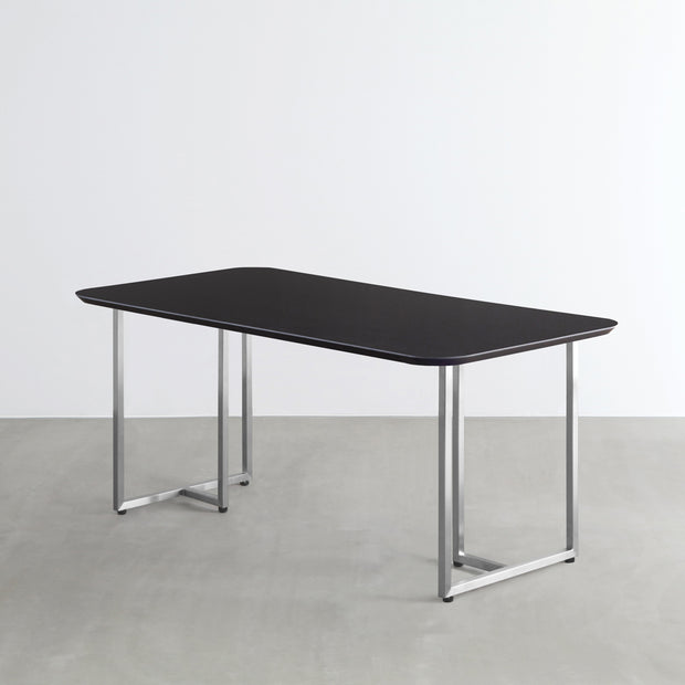 KanademonoのFENIX 天板ブラックにステンレスT脚を組み合わせた、優れた性能と美しさを併せもつテーブル