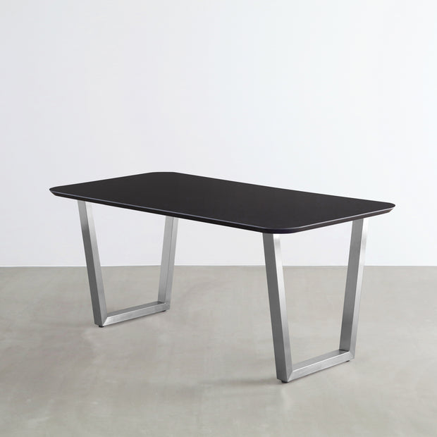 KanademonoのFENIX天板ブラックにステンレストラぺゾイド脚を組み合わせた、優れた性能と美しさを併せもつ新しいテーブル
