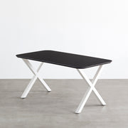 KanademonoのFENIX 天板ブラックにマットホワイトのXライン鉄脚を組み合わせた、優れた性能と美しさを併せもつ新しいテーブル