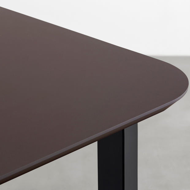 KanademonoのFENIX 天板ブラウンにマットブラックのスクエア鉄脚を組み合わせた、優れた性能と美しさを併せもつ新しいテーブル（天板）