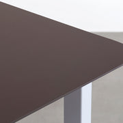 KanademonoのFENIXブラウン天板にCloudカラーのスクエア鉄脚を組み合わせたテーブル（天板）