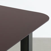 KanademonoのFENIXブラウン天板にマットクリア塗装仕上げのスクエア鉄脚を組み合わせた、優れた性能と美しさを併せもつ新しいテーブル（天板）