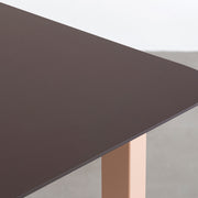 KanademonoのFENIXブラウン天板にCoralカラーのスクエア鉄脚を組み合わせたテーブル（天板）