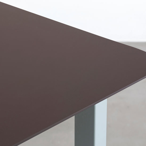 KanademonoのFENIXブラウン天板にEucalyptusカラーのスクエア鉄脚を組み合わせたテーブル（天板）
