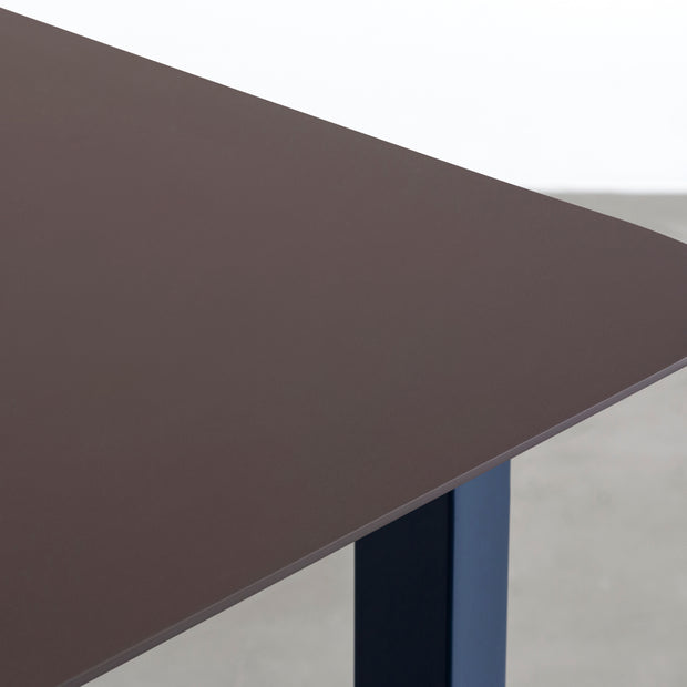 KanademonoのFENIXブラウン天板にMineralBlueカラーのスクエア鉄脚を組み合わせたテーブル（天板）