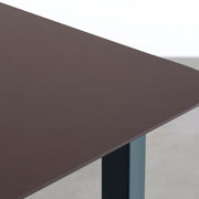 KanademonoのFENIXブラウン天板にRosemaryカラーのスクエア鉄脚を組み合わせたテーブル（天板）