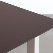 KanademonoのFENIXブラウン天板にSandBeigeカラーのスクエア鉄脚を組み合わせたテーブル（天板）