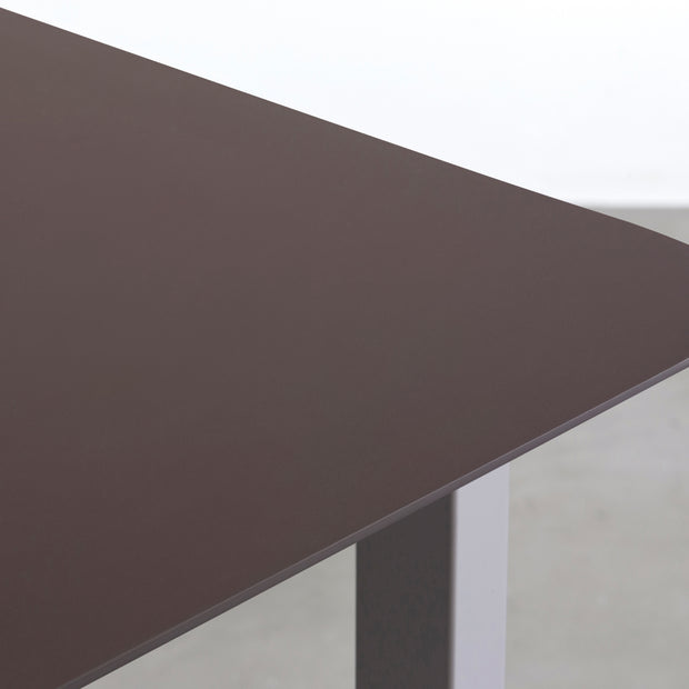 KanademonoのFENIXブラウン天板にStoneカラーのスクエア鉄脚を組み合わせたテーブル（天板）