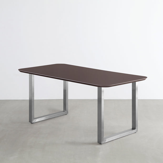 KanademonoのFENIX 天板ブラウンにステンレス脚を組み合わせた、優れた性能と美しさを併せもつ新しいテーブル
