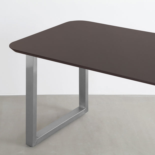 KanademonoのFENIX 天板ブラウンにステンレス脚を組み合わせた、優れた性能と美しさを併せもつ新しいテーブル（天板と脚）
