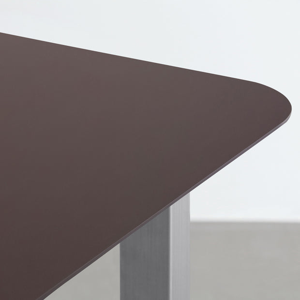 KanademonoのFENIX 天板ブラウンにステンレス脚を組み合わせた、優れた性能と美しさを併せもつ新しいテーブル（天板）