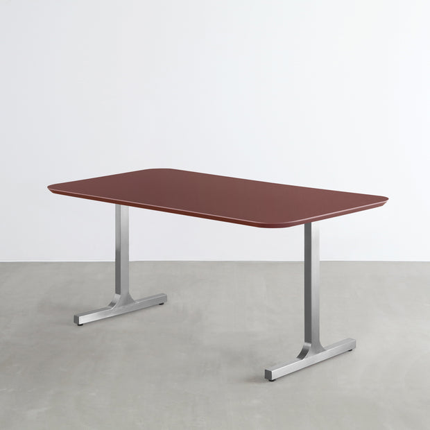 KanademonoのFENIX 天板ボルドーにステンレスI脚を組み合わせた、優れた性能と美しさを併せもつ新しいテーブル