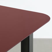 KanademonoのFENIXボルドー天板にマットクリア塗装仕上げのスクエア鉄脚を組み合わせた、優れた性能と美しさを併せもつ新しいテーブル（天板）