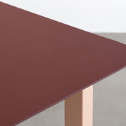 KanademonoのFENIXボルドー天板にCoralカラーのスクエア鉄脚を組み合わせたテーブル（天板）
