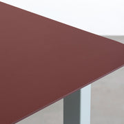 KanademonoのFENIXボルドー天板にEucalyptusカラーのスクエア鉄脚を組み合わせたテーブル（天板）