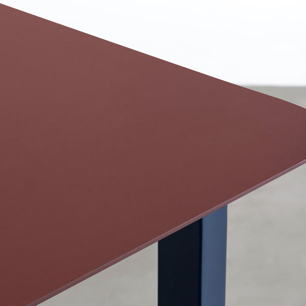 KanademonoのFENIXボルドー天板にMineralBlueカラーのスクエア鉄脚を組み合わせたテーブル（天板）