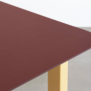 KanademonoのFENIXボルドー天板にMariGoldカラーのスクエア鉄脚を組み合わせたテーブル（天板）