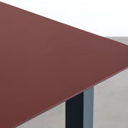 KanademonoのFENIXボルドー天板にRosemaryカラーのスクエア鉄脚を組み合わせたテーブル（天板）