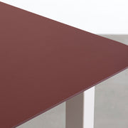KanademonoのFENIXボルドー天板にSandBeigeカラーのスクエア鉄脚を組み合わせたテーブル（天板）