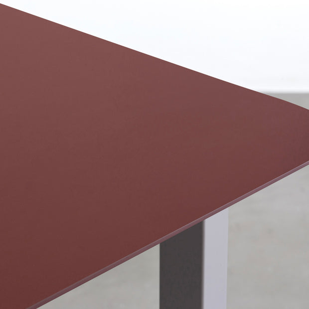 KanademonoのFENIXボルドー天板にStoneカラーのスクエア鉄脚を組み合わせたテーブル（天板）