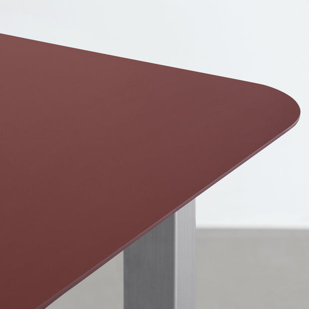 KanademonoのFENIX 天板ボルドーにステンレス脚を組み合わせた、優れた性能と美しさを併せもつ新しいテーブル（天板）