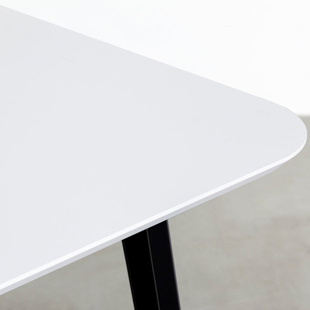 かなでもののナノテクノロジー素材を使用したFENIXライトグレー天板にブラックのスリムライン鉄脚を合わせたテーブル（天板）
