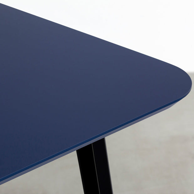 かなでもののナノテクノロジー素材を使用したFENIXネイビー天板にブラックのスリムライン鉄脚を合わせたテーブル（天板）