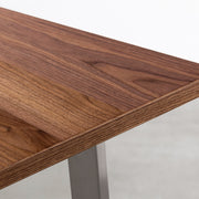 Kanademonoのウォルナット突板天板にマットな光沢のステンレスベル脚を合わせたテーブル（角）