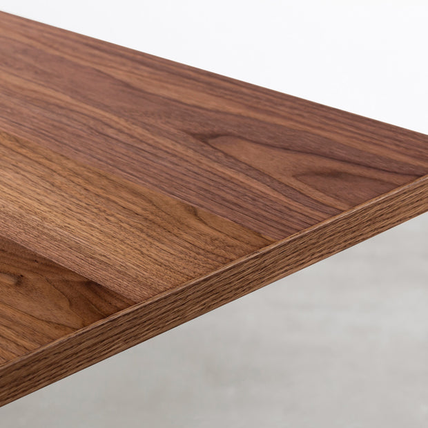 Kanademonoのウォルナット突板天板にマットな光沢のステンレスIライン脚を合わせたテーブル（角）