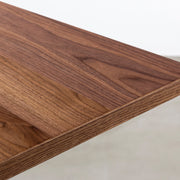 KANADEMONOのウォルナット突板天板にホワイトのIライン鉄脚を組み合わせたシンプルモダンなテーブル（角）