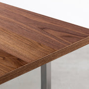 Kanademonoのウォルナット突板天板にマットな光沢のステンレスTライン脚を合わせたテーブル（角）