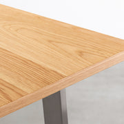 Kanademonoのホワイトオーク突板天板にマットな光沢のステンレスベル脚を組み合わせたテーブル（角）