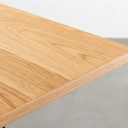 KANADEMONOのホワイトオーク突板天板とマットブラックのIライン鉄脚を組み合わせたシンプルモダンなテーブル（天板クローズアップ）